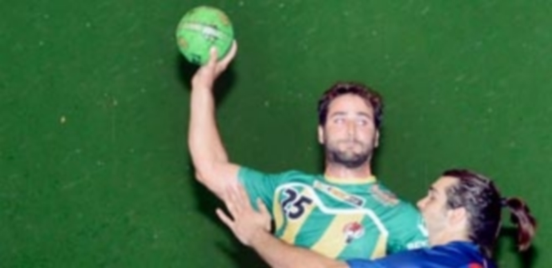 Simón García intenta el lanzamiento sobre el marco contrario en la imagen de archivo. / AMADOR MARUGÁN