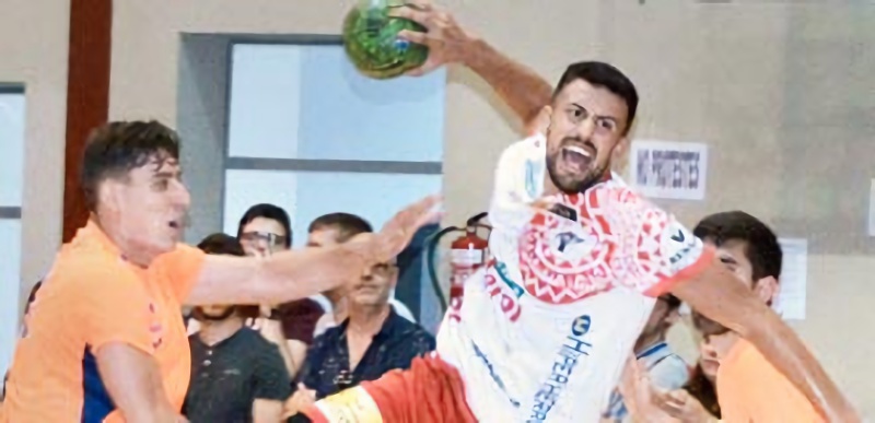 Agustín entra hasta los seis metros para intentar superar ál portero del Villa de Aranda en el partido de pretemporada. / A.M.