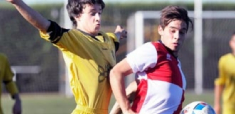 Nuevos vientos en el Quintanar 1 Un componente del CD Quintanar defiende una jugada ante el control de balón de un rival durante un partido de la Liga Nacional juvenil. / KAMARERO