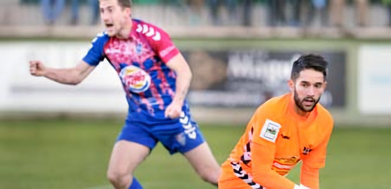 Sumando virtudes 3 Dani Arrribas celebra un gol mientras el portero del Talavera se lamenta. / KAMARERO