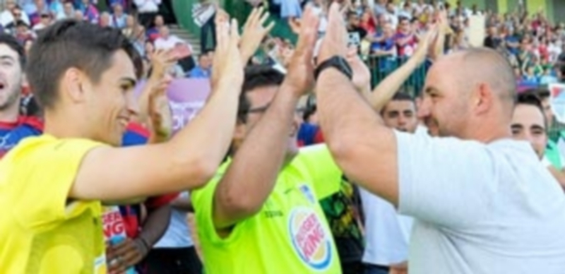 Hombre de palabra 1 El técnico de la Segoviana Abraham García celebra el ascenso con Josito y el jugador Guille Duque. / KAMARERO