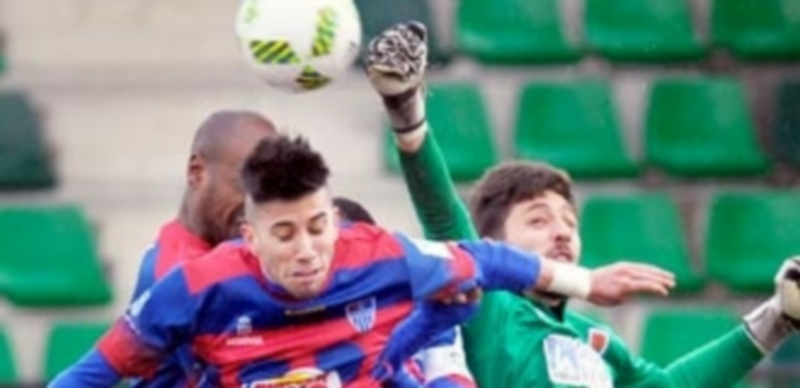 El valor de la paciencia 1 Ayrton y Fernán intentan rematar de cabeza ante el despeje de Viti. / KAMARERO