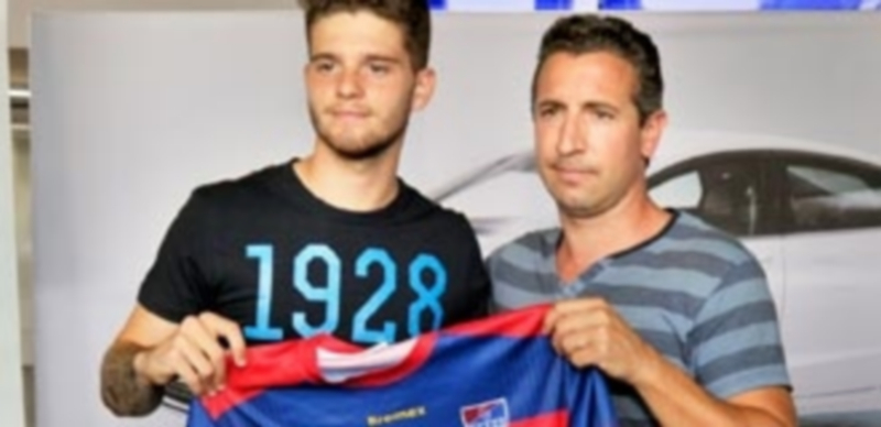 Alberto Leira (izq.) junto a Agustín Cuenca con una camiseta de la Segoviana durante su presentación como nuevo jugador azulgrana. / KAMARERO