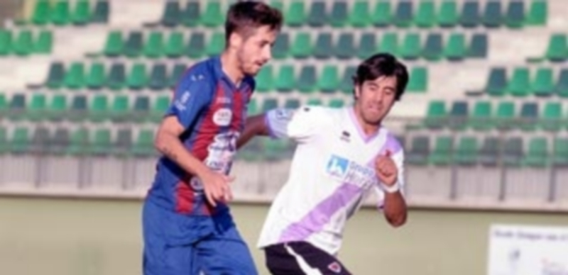 Entre turrón y turrón, partido 1 Dani Calleja controla el balón ante un rival del Numancia B en La Albuera. / Juan Martín