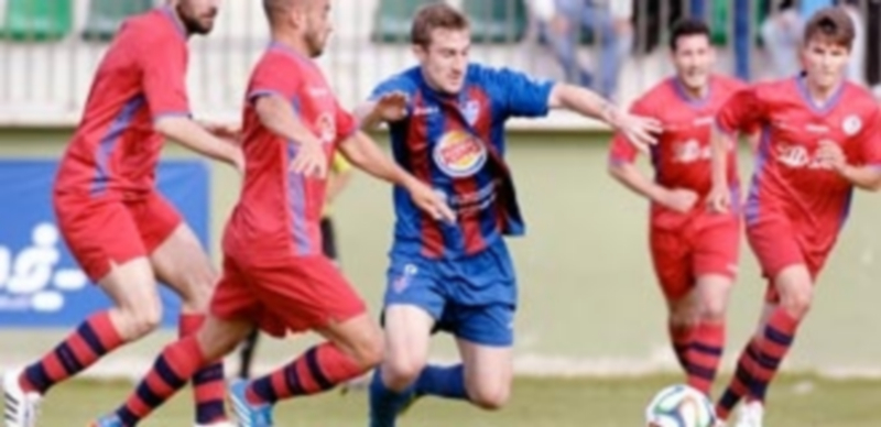 Veteranos, pero novatos 1 Dani Arribas intenta superar la presión de cuatro jugadores del Calahorra en una pasada eliminatoria de play off de la Segoviana. / JUAN MARTÍN