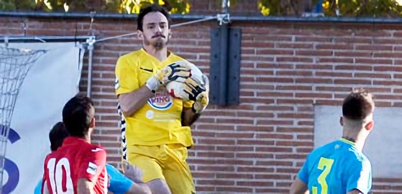 Pablo atrapa un balón colgado al área gimnástica. / J.MARTÍN-G.SEGOVIANA