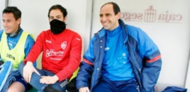 Chema sonríe en el banquillo de la Segoviana. / JUAN MARTÍN