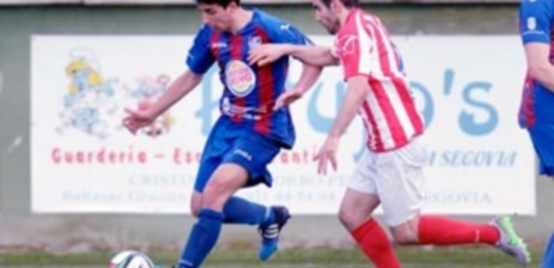 La Segoviana firma su cuarto play off de las últimas seis temporadas 1 Quino intenta pasar el balón ante la presión de un contrario. / JUAN MARTÍN