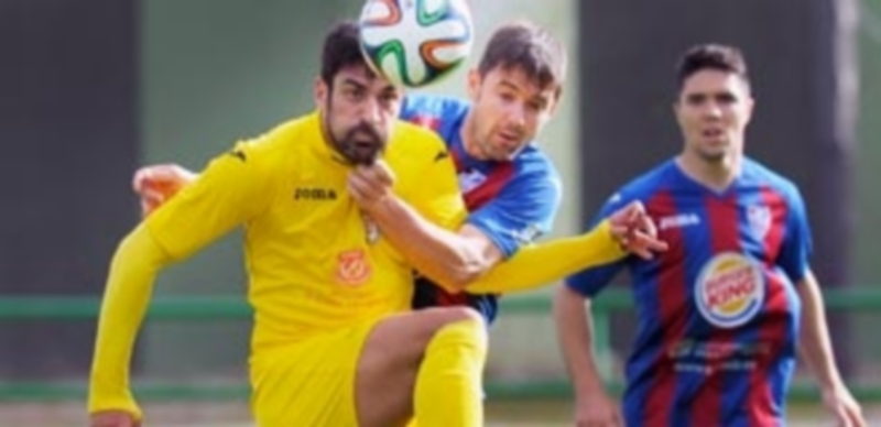 El gimnástico Anel pelea un balón con un jugador del Real Ávila en un partido pasado disputado en el campo de La Albuera. / KAMARERO