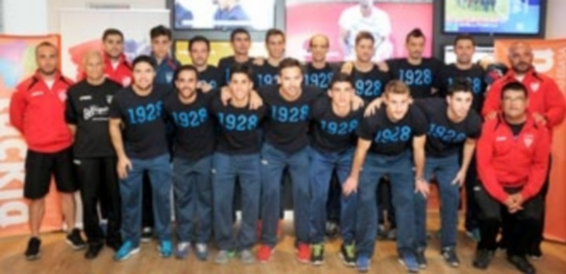 Los jugadores y el cuerpo técnico de la Gimnástica Segoviana en las inmediaciones del patrocinador Luckia. / kamarero