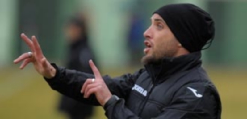 "Calidad, y trabajo, la clave" 1 Iván Yubero corrige a uno de los jugadores de la Segoviana durante un partido. / KAMARERO