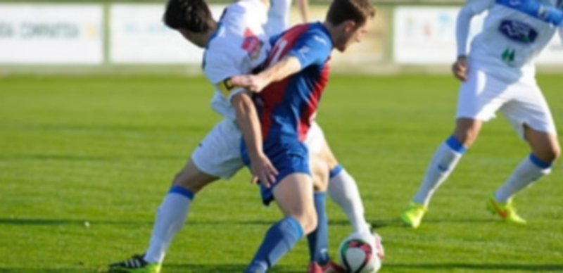 Dani Arribas pelea con un rival del Almazán por la posesión de la pelota. / Kamarero