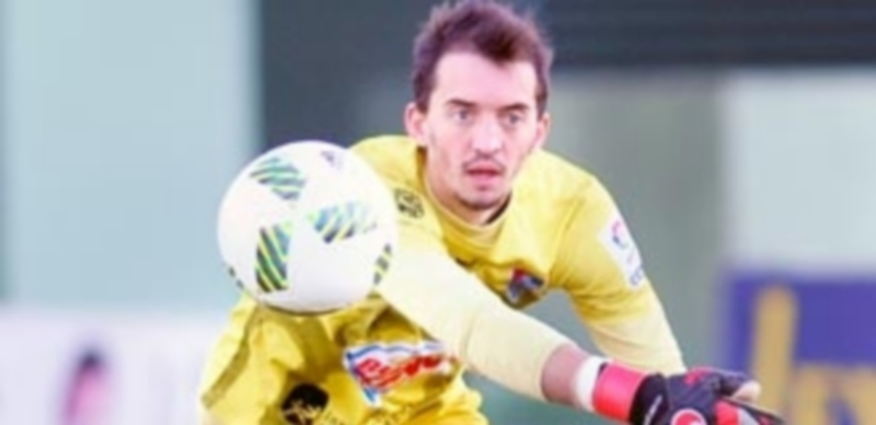 La fuerza de la unión 1 El guardameta de la Gimnástica Segoviana Facundo Ackermann saca en corto con la mano. / KAMARERO