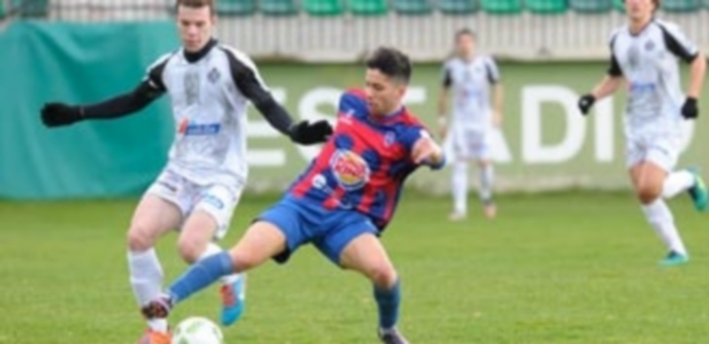 El delantero de la Gimnástica Segoviana Fernán Ferreiroa disputa un balón frente a un rival del Cristo Atlético en el enfrentamiento de La Albuera. / KAMARERO