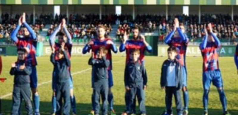 Domingo de celebración 1 Los jugadores de la Segoviana aplauden a los aficionados antes de un encuentro de liga jugado en La Albuera. / KAMARERO