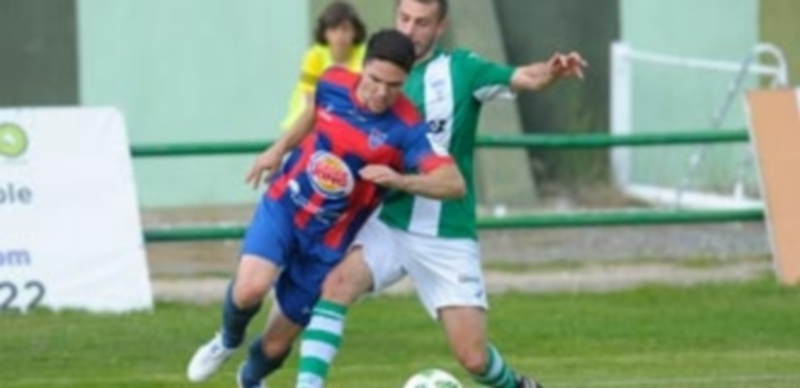 Vuelven a enchufarse 1 Rubén supera la entrada de un contrario cerca del área de la Cebrereña