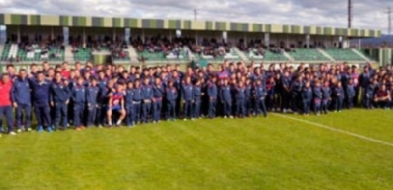 La familia se crece en casa 1 Foto de familia de todos los equipos que tiene la Gimnástica Segoviana en las diversas categorías de fútbol sala y fútbol