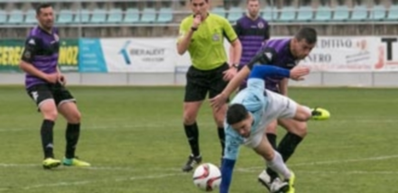 La horma del zapato 1 Rubén cae ante la entrada de Durántez en un momento del encuentro. / SARA MUNIOSGUREN-DIARIO PALENTINO