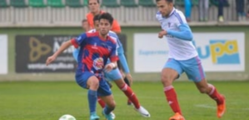 La historia, a sus pies 1 El jugador de la Gimnástica Segoviana visualiza una jugada ante la presión de dos rivales del Mirandés B. / TAMARA DE SANTOS