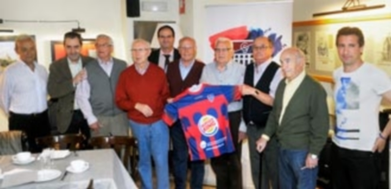 Varios de los jugadores homenajeados por la Gimnástica Segoviana