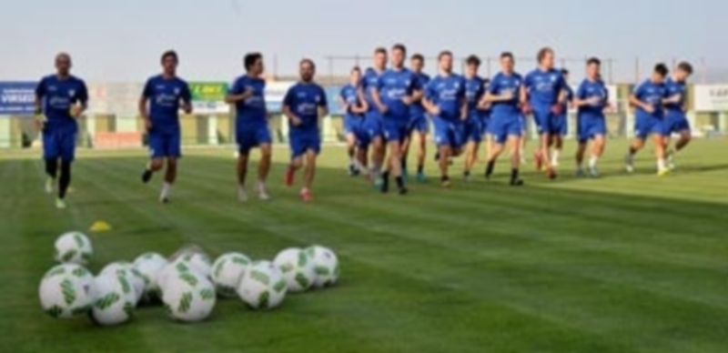 Un inicio recordando un hermoso final 1 Los jugadores de la Segoviana realizan carrera continua en el inicio del entrenamiento. / KAMARERO