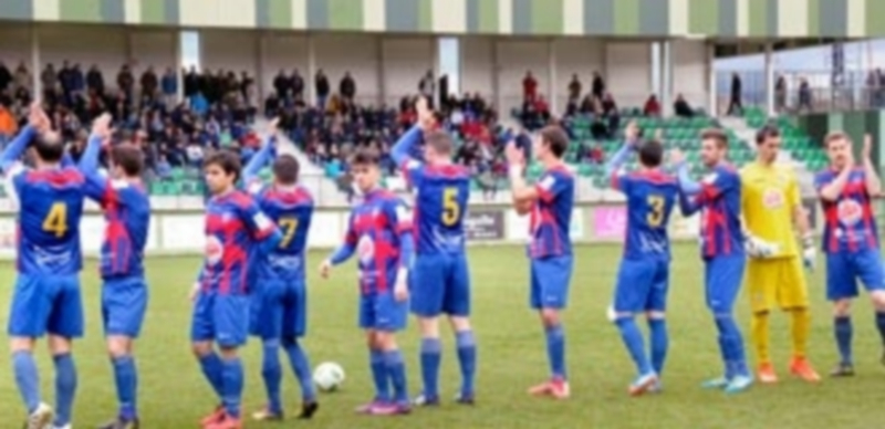 Habrá que esperar 1 Los jugadores de la Segoviana saludan a la afición antes de jugar un encuentro en el campo de La Albuera. / KAMARERO
