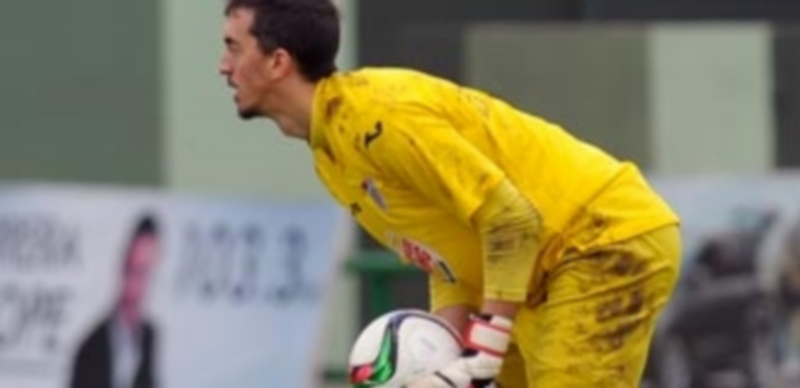 Un portero para la historia 1 Facundo recoge un balón durante uno de los partidos jugados por la Gimnástica Segoviana. / KAMARERO