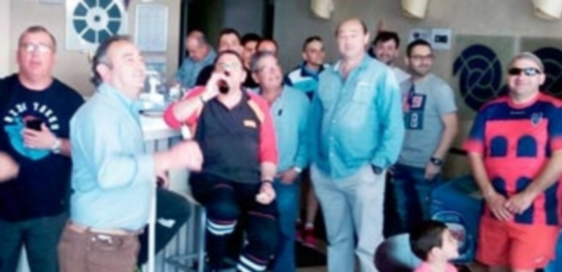 Cuando todo pesa 1 Aficionados de la Segoviana viendo el partido por televisión. / S.A.