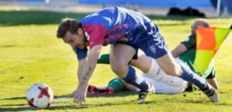 Orgullo sí, pero fútbol también 1 Dani Arribas supera la entrada de un contrario para continuar con su avance. / KAMARERO