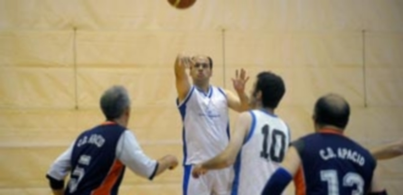 El jugador del equipo de Apadefim intenta el lanzamiento a canasta durante uno de los partidos. / KAMARERO