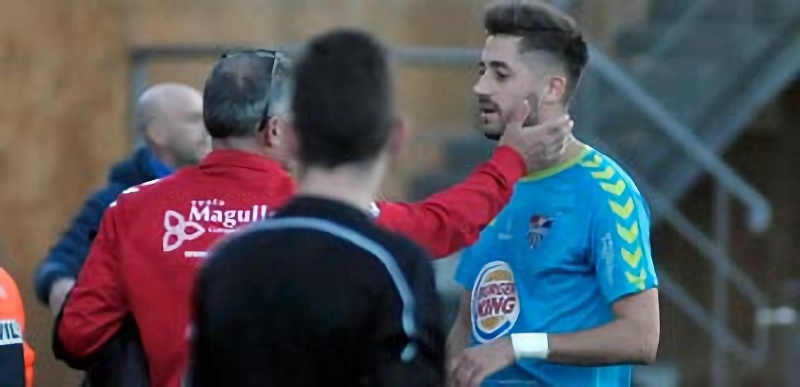 Calleja es consolado por Lele tras ver la segunda tarjeta amarilla al inicio del segundo tiempo. / J.MARTÍN-G.SEGOVIANA