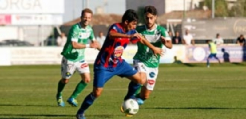 Un partidazo para empezar 1 Quino intenta hacerse con el control del balón ante la presión de dos jugadores del Astorga. / EL ADELANTADO