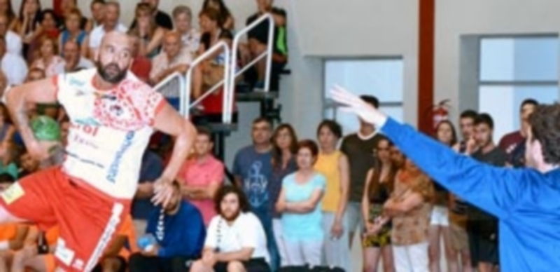 El jugador portugués del Viveros Herol Nava Filipe Martíns se dispone a ejecutar un disparo en el primer partido amistoso contra el Villa de Aranda. / A. MARUGÁN