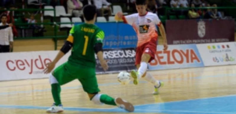 Chus remata a portería ante el portero del Barça B. / Kamarero
