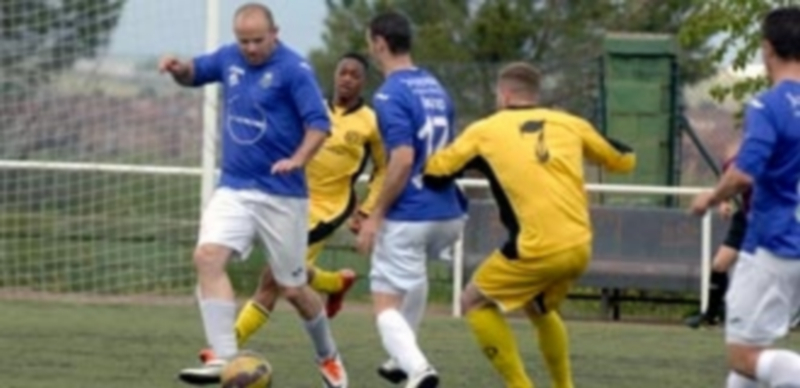 Sin sufrir no se gana 1 El defensor del Monteresma intenta despejar el balón de la zona de peligro. / JUAN MARTÍN