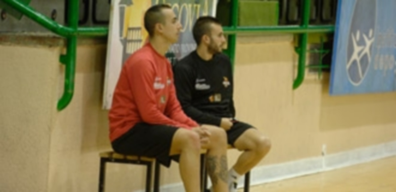 Alvarito e Iván Quintín observan a sus compañeros desde un banco situado cerca del terreno de juego. / Juan Martín