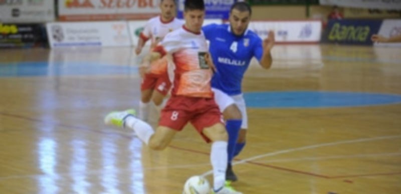 Chus golpea con la derecha en un momento del partido ante Melilla. / Kamarero
