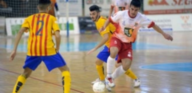 Edu consigue controlar el balón ante la presión de dos jugadores del Barcelona B. / KAMARERO