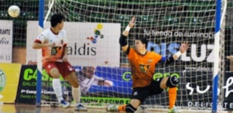 Mordi mira cómo el balón