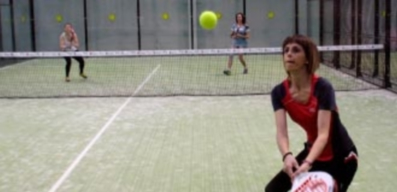 Una jugadora se dispone a devolver una bola después de que ésta golpeara el cristal del fondo./ JUAN MARTÍN