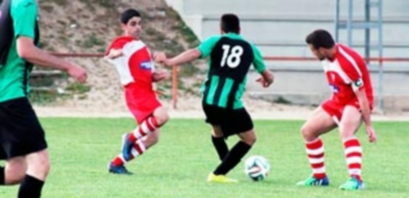 Imagen de un encuentro de la provincial de fútbol jugado la pasada temporada. / I.A. Torreño