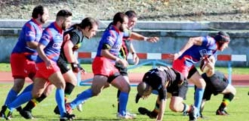 Los jugadores del conjunto segoviano superan la defensa del Hortaleza y se acercan a la línea de ensayo. / EL ADELANTADO