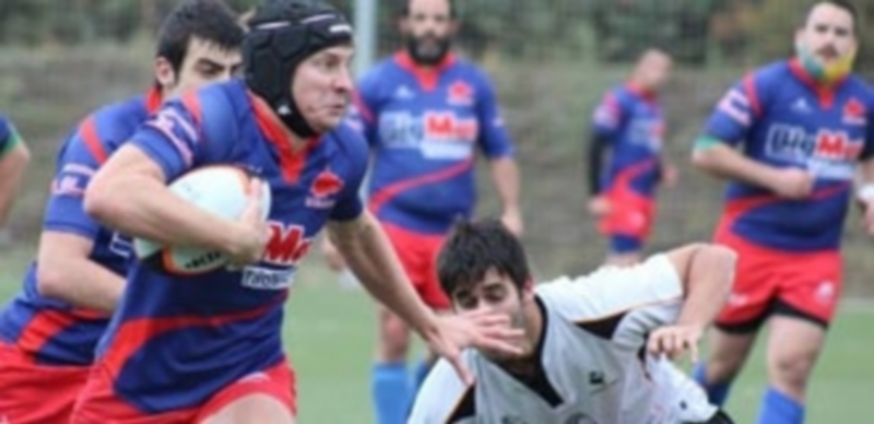 El jugador de Los Lobos supera a su oponente en una acción ofensiva del conjunto segoviano. / EL ADELANTADO