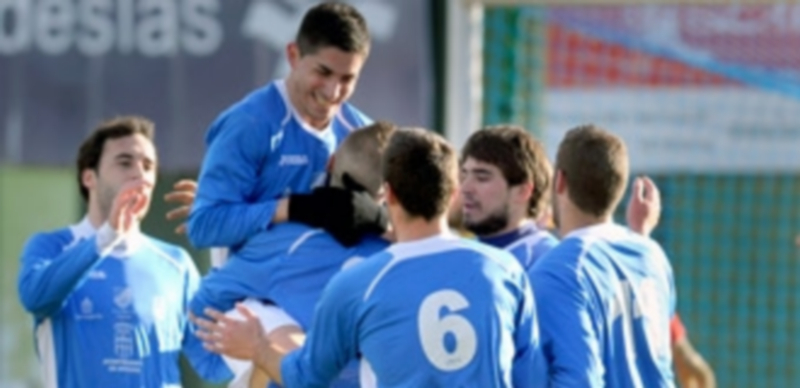 Los jugadores del Unami celebran un tanto en uno de los partidos disputados esta temporada en La Albuera. / Kamarero