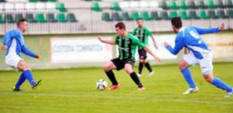 La liga en la preferente no para 1 Imagen del encuentro que disputaron el Unami frente a la UD El Espinar San Rafael en el campo municipal de La Albuera. / Kamarero