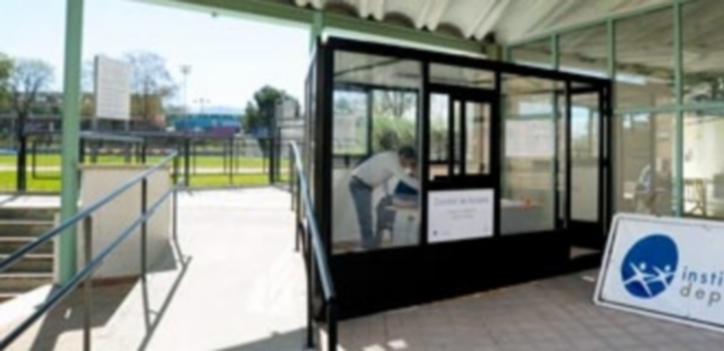 Nuevo acceso instalado para entrar a las pistas de atletismo Antonio Prieto en el recinto deportivo de La Albuera. / kamarero