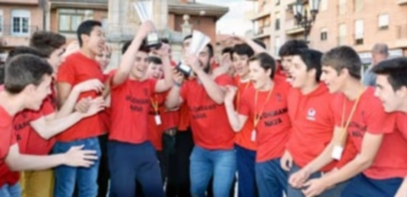 El dominio de los pequeños guerreros 1 La plantilla cadete del Calzados Rober celebrando el título de campeones de Castilla y León a su llegada a Nava de la Asunción. / AMADOR MARUGÁN