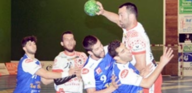 Vivos en el alambre 1 Carlos Villagrán intenta el lanzamiento ante dos defensores del Cisne. / AMADOR MARUGÁN