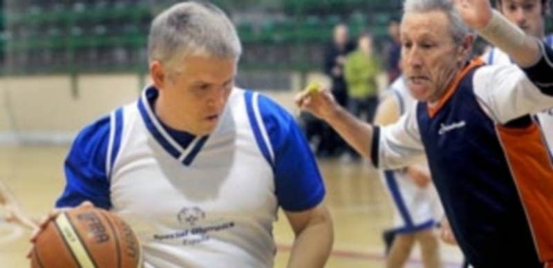 Momento de un partido de baloncesto disputado en el pabellón Pedro Delgado. / KAMARERO