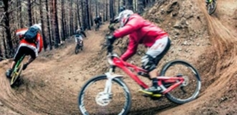 Los pilotos entrenan en los días previos en uno de los descensos de La Pinilña. / El Adelantado